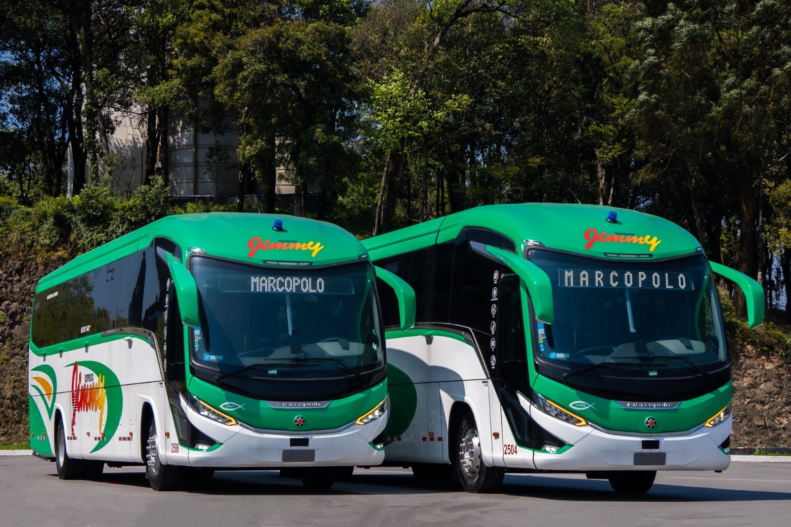 Vista lateral de los buses de Expreso Jimmy