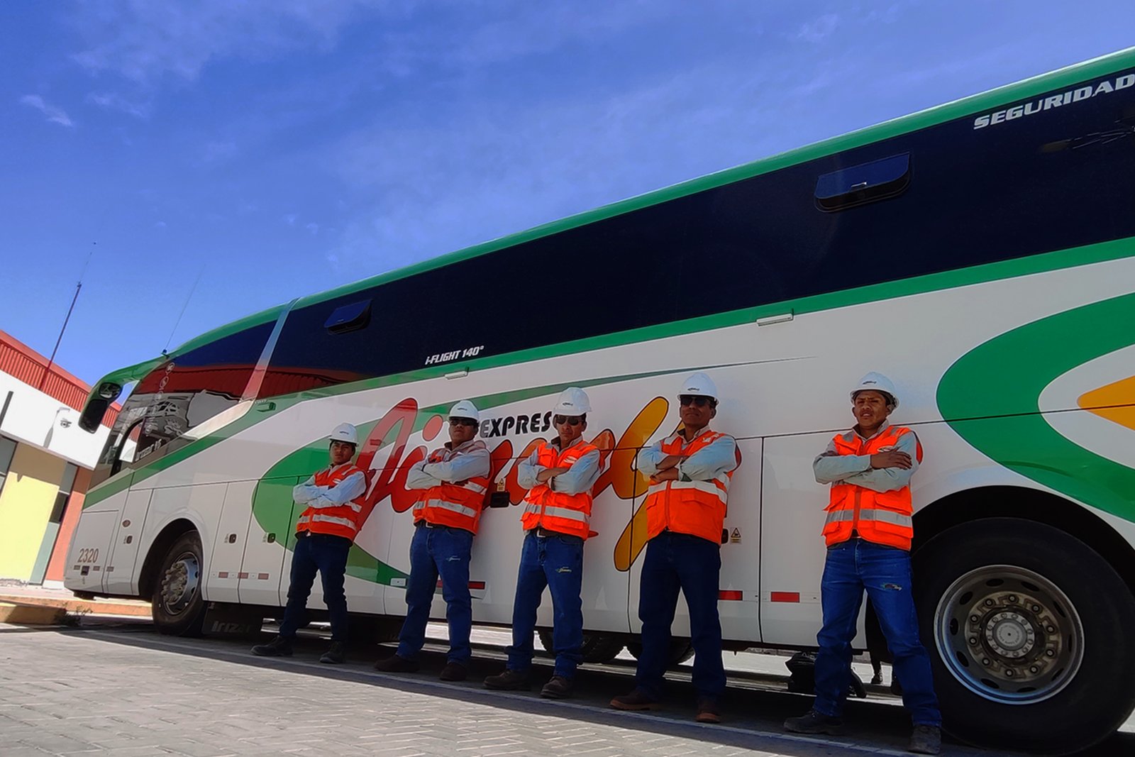 Conductores de Expreso Jimmy junto a una de nuestras unidades