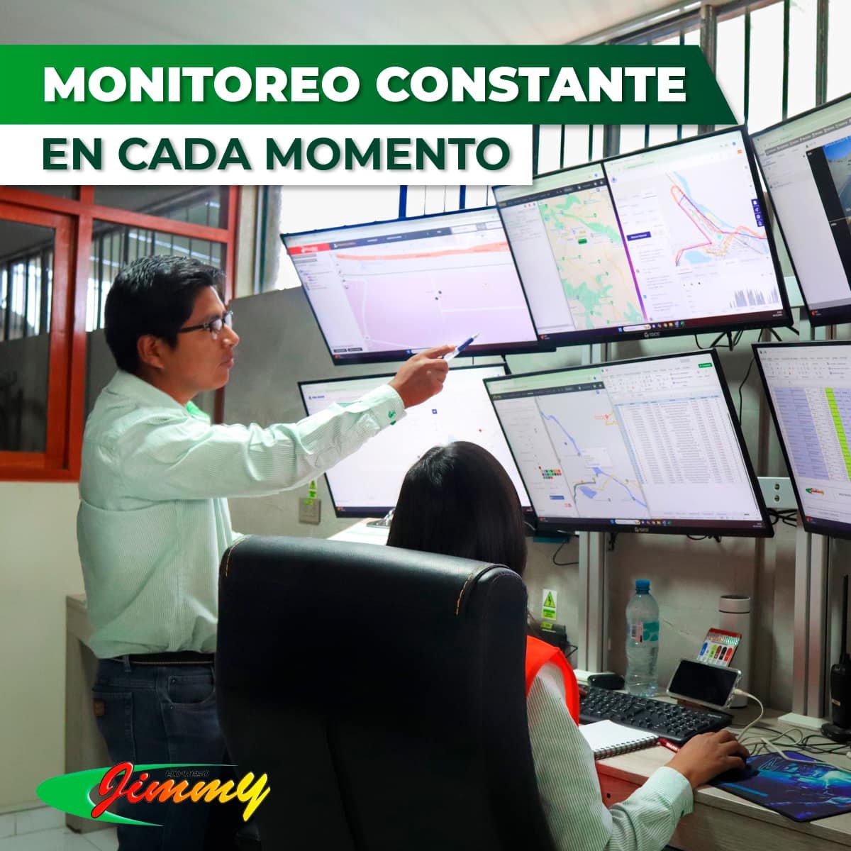 Equipo de monitoreo de Expreso Jimmy supervisando las unidades en las pantallas de GPS